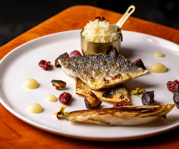 nomina_sito_0009_Filetto di branzino affumicato, con indivia belga, marmellata di limoni, pomodorini confit alla lavanda